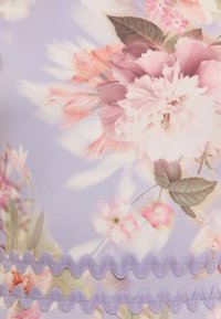 Virágos anyag, pink, levendula és zöld árnyalatokkal, világos lila háttérrel. Az alján hullámos levendula díszítés található.