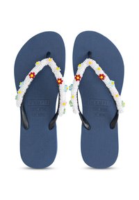 Des tongs avec une semelle en caoutchouc bleu marine et une bride perlée blanche ornée d'accents floraux en rouge, jaune et vert.