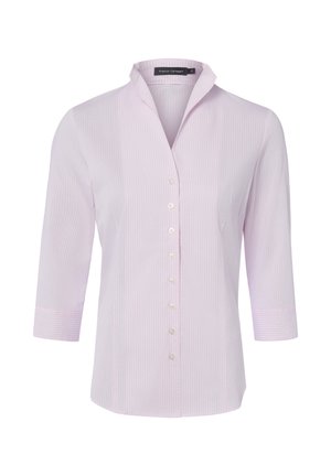 Lichtroze damesblouse met dunne verticale strepen, zeven knopen aan de voorkant, driekwart mouwen en een korte opstaande kraag.