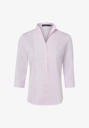 Lichtroze damesblouse met dunne verticale strepen, zeven knopen aan de voorkant, driekwart mouwen en een korte opstaande kraag.
