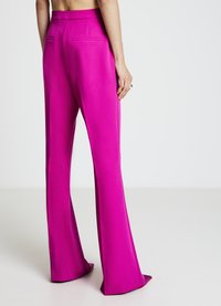 Fuchsia ausgestellte Hose aus glattem Stoff mit hoher Taille, zwei Gesäßtaschen und maßgeschneiderter Passform, die bis zum Boden reicht.