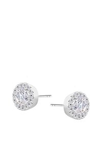Okrągłe kolczyki zawierające centralny przezroczysty kamień otoczony mniejszymi przezroczystymi kamieniami, osadzone w metalicznej srebrnej oprawie z wypolerowanym wykończeniem.