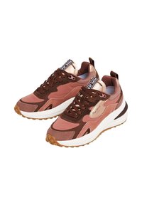 Sneakers caratterizzati da una combinazione di suede color mauve e marrone, pelle liscia e una suola chunky bianca con un modello di battistrada in gomma naturale. Decorati con etichetta del marchio.
