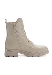 Stivale alla caviglia in ecopelle beige con punta arrotondata, chiusura con lacci davanti, zip laterale e tacco basso e grosso con un accent gold.