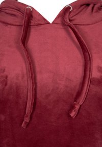 Burgunderfarbener Hoodie mit weichem Samttextur, V-Ausschnitt, Kordelzugverschluss und silbernen Ösen für Haltbarkeit.