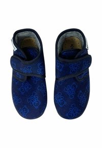 Scarpe in tessuto blu navy con cinturini in velcro, caratterizzate da un motivo di contorni di orsetti azzurri. Fodera morbida e design della punta arrotondata.