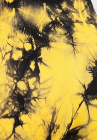 Geribbeld stof in het geel met een zwart tie-dye patroon, met draaiende texturen en wisselende diepten van kleurcontrast.
