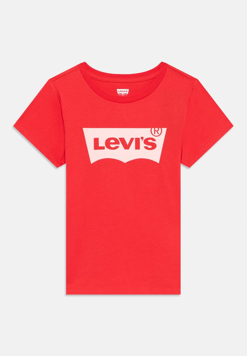 Červené bavlněné tričko s velkým bílým logem Levi's v charakteristickém zakřiveném designu na přední straně. Krátké rukávy a kulatý výstřih.