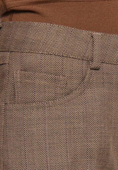 Pantaloni maro cu model houndstooth dintr-o țesătură texturată. Au o buzunar în spate și un tiv vizibil.