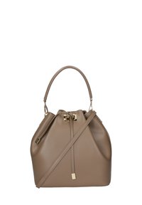 Tan leren emmer tas met een trekkoordsluiting, gouden hardware accenten, een gebogen handvat en een afneembare schouderriem.