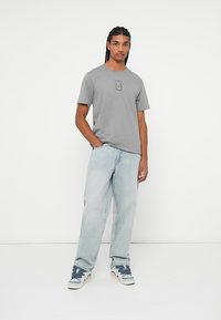 Jack & Jones JJKENTO TEE CREW NECK - Camiseta estampada - ultimate grey