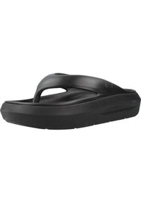 Chancla negra de material flexible, con una tira superior estrecha y una plantilla contorneada para mayor comodidad. Suela texturizada para mejorar el agarre.