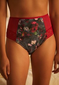 Hochgeschnittene Bikinihose mit dunklem Blumenmuster, roten einfarbigen Seitenpaneelen und Spitzenverzierungen, aus weichem Stretchstoff gefertigt.