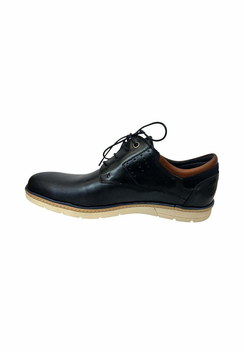 Zapato de cuero negro con punta redonda, diseño de cordones, acentos marrones y suela de goma color beige con un patrón texturizado.
