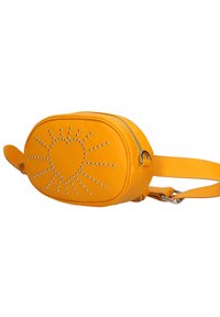 Borsa a tracolla in pelle gialla, di forma ovale, caratterizzata da borchie argentate disposte in un motivo a raggiera attorno a un design a forma di cuore, con chiusura a zip e tracolla regolabile.