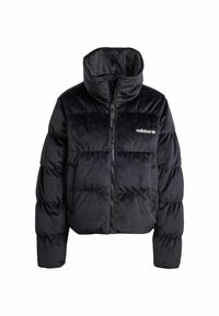 Černá, sametová puffer bunda s vysokým límcem a plným zipem. Obsahuje prošívaný vzor a vyšitý Adidas logo na levé straně hrudi.
