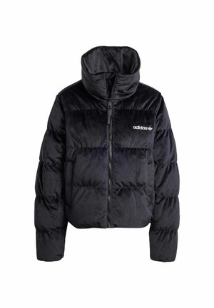Sort, fløjlende pufferjakke med høj krave og fuld lynlås. Har et quiltet mønster og broderet Adidas-logo på venstre bryst.