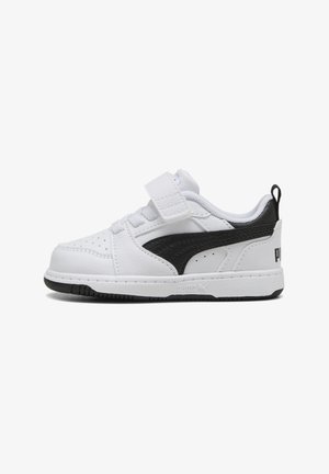 Witte leren sneaker met zwarte accenten, voorzien van een contrasterend swoosh-ontwerp, klittenbandsluiting en een gestructureerde rubberen zool.