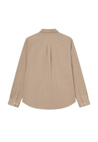 Šviesiai rudas mygtukų marškinėliai su ilgomis rankovėmis, nugarinėje pusėje plisuotas dizainas, suapvalintas apačia ir balti mygtukai ant rankogalių. Audinys su tekstūra ir subtiliu raštu.