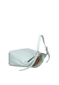 Borsa a mano in pelle blu chiaro con forma strutturata, tracolla regolabile e apertura con zip, caratterizzata da una superficie liscia e hardware minimale.
