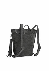Bolsa de tote de cuero sintético negro con correas ajustables, parte superior redondeada y un accesorio de borlas lateral. Textura suave y diseño minimalista.