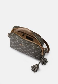 Borsa cosmetica verde scuro con motivo floreale, zip dorata e dettagli con pompon; presenta una superficie liscia e un interno spazioso.