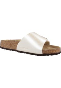 Tong sandals métalliques blanche cassée avec une large lanière, semelle en liège et semelle extérieure texturée noire ; finition lisse et brillante.