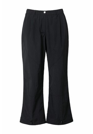 Pantalons légers noirs avec une coupe décontractée, dotés de poches latérales et d'une fermeture à bouton. La texture est lisse avec un léger éclat.