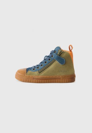Højt sneakers i olivengrønt ruskind med blå snørebånd, side lynlås, orange hæl-flig og sål af gummi mod en ensfarvet baggrund.