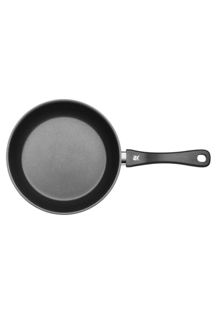 Sartén negra antiadherente con base redonda y plana, textura suave y un mango negro resistente con un pequeño gancho para colgar.