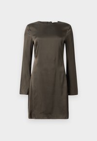 Tumši olīvu krāsas satīna minisvārki ar garām piedurknēm, apaļu kakla izgriezumu un mugurpusē ar rāvējslēdzēju, parādīts uz baltas fona.