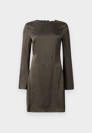 Σκούρο ελιά σατέν μίνι φόρεμα με μακριά μανίκια, στρογγυλή λαιμόκοψη και κλείσιμο με φερμουάρ στην πλάτη, εκτεθειμένο σε άσπρο φόντο.