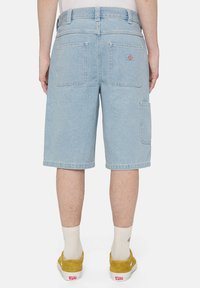 Jasnoniebieskie dżinsowe szorty o luźnym kroju, z dwiema tylnymi kieszeniami i jedną boczną kieszenią. Proste wykończenie, widoczne detale przeszycia.