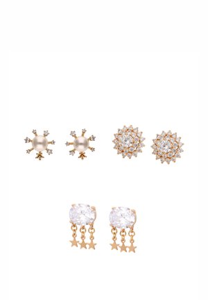 Trzy pary złoconych kolczyków wkrętek: perła z kryształowymi kolcami, skupiska kryształów w kształcie kwiatu oraz owalne kryształy z trzema zawieszkami w kształcie gwiazdek.