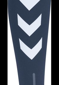 Leggings sportivi blu navy con ampi motivi a chevron bianchi e un piccolo dettaglio riflettente nella parte inferiore. Realizzati in un tessuto elasticizzato e testurizzato.