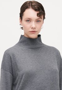 ONLY Tall ONLCOCO LIFE HIGH NECK - Strikkegenser - medium grey melange