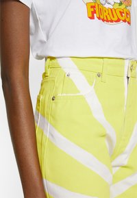 Fiorucci SUNWASH STROBES TARA - Calças de ganga justas - yellow