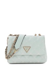 Borsa trapuntata color azzurro chiaro con tracolla a catena dorata, dettaglio logo triangolare e chiusura a patta. Il materiale sembra testurizzato e sintetico.