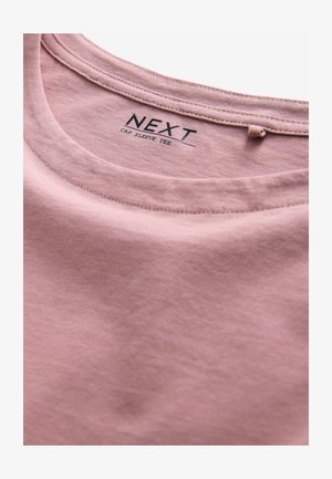 Kurzarm-T-Shirt aus weichem, pinkem Stoff, mit einem runden Ausschnitt, der über Nähte verfügt, und einem Logoetikett im Kragen.