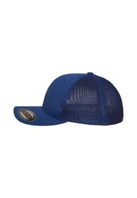 Căciulă albastru închis cu față solidă și spate din plasă. Dispune de o vizieră curbată și un patch circular pe partea frontală stângă.