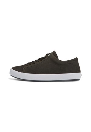 Dunkelgrüne Wildledersneaker mit niedrigem Profil, abgerundeter Spitze, weißer Gummisohle und passenden Schnürsenkeln. Minimalistisches Design ohne sichtbare Logos.
