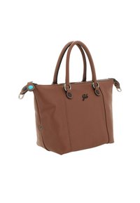 Borsa a tracolla in pelle marrone con doppi manici, chiusura con zip e piccolo logo nero sul davanti, mostrata su sfondo bianco.