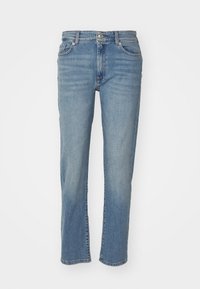 Lichtblauwe denim jeans met een rechte snit. Kenmerken zijn een knoopsluiting, voorzakken en een licht vervaagde textuur.