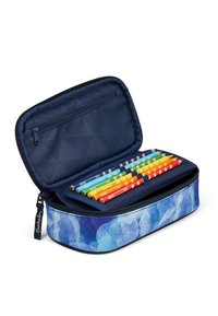 Reißverschluss-Mäppchen mit einem blau-weißen Aquarellmuster. Enthält ordentlich angeordnete Buntstifte in verschiedenen Farben.