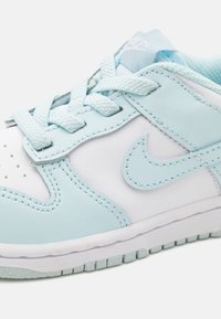 Nike Sportswear DUNK LOW UNISEX - Αθλητικά παπούτσια - white/glacier blue