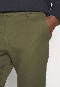Les Deux COMO SUIT PANTS SEASONAL - Calças - olive night