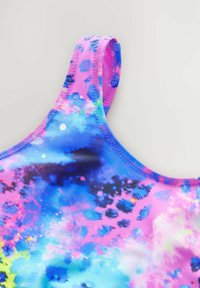 Maillot de bain multicolore avec un motif tie-dye vibrant dans les tons de bleu, rose et violet. Fabriqué en tissu lisse avec des bretelles ajustables.