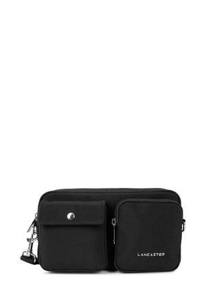 Borsa a tracolla nera in tessuto con due tasche frontali: una con pattina e una con zip. Dotata di hardware argentato e logo "LANCASTER" sul lato.