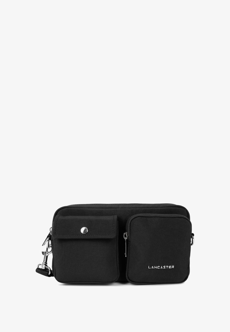 Borsa a tracolla nera in tessuto con due tasche frontali: una con pattina e una con zip. Dotata di hardware argentato e logo "LANCASTER" sul lato.
