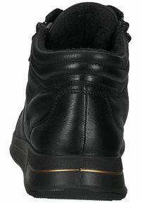 Sneaker in pelle nera con collo imbottito, caratterizzato da una striscia dorata sulla suola e dettagli testurizzati sul retro.